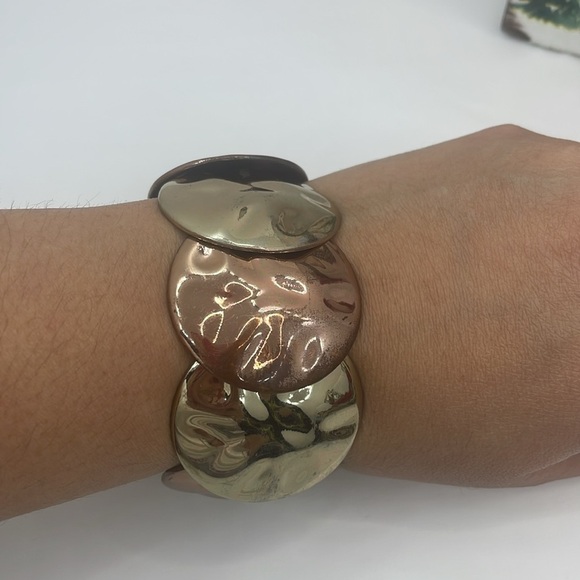 White House Black Market Two Tone stretch Hammered Circle Bracelet - Picture 7 of 9